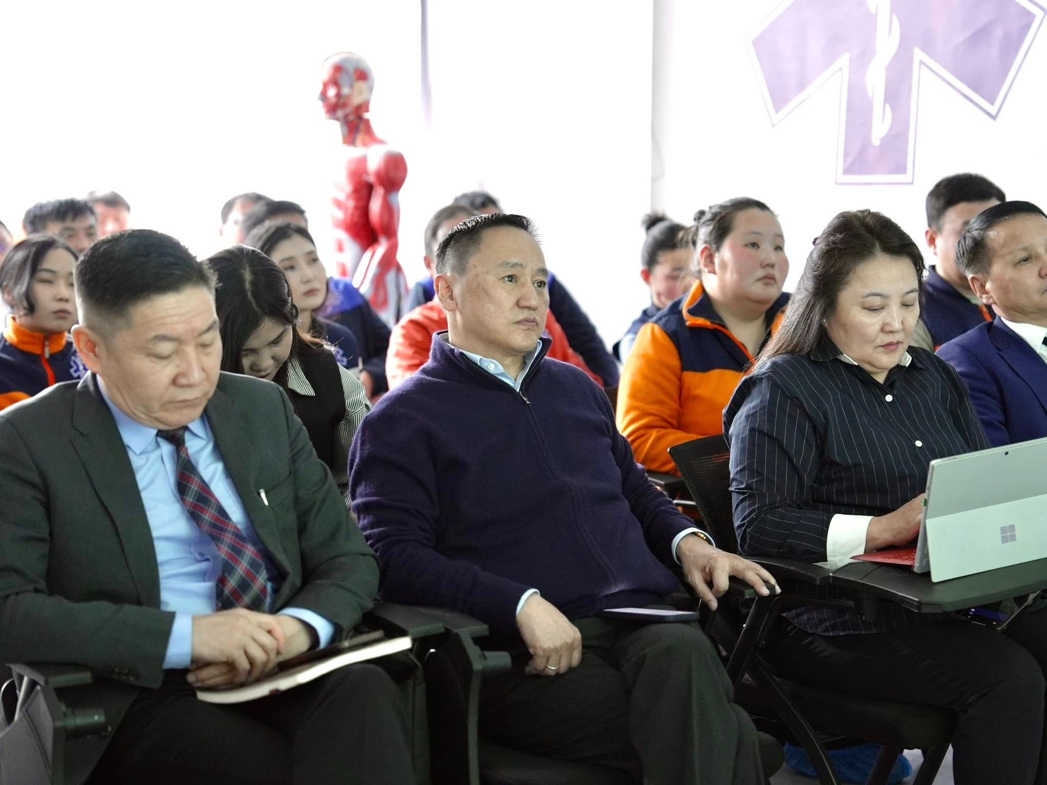 Эрүүл мэндийн сайд Ж.Чинбүрэн Нийслэлийн түргэн тусламжийн төвд ажиллаж байна